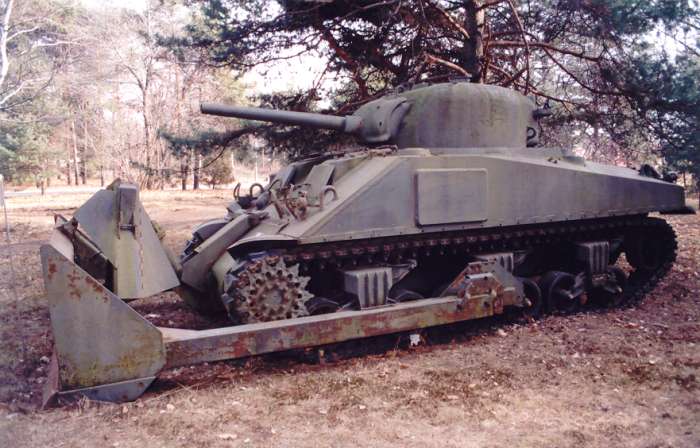 tankdozer.jpg (56459 byte)